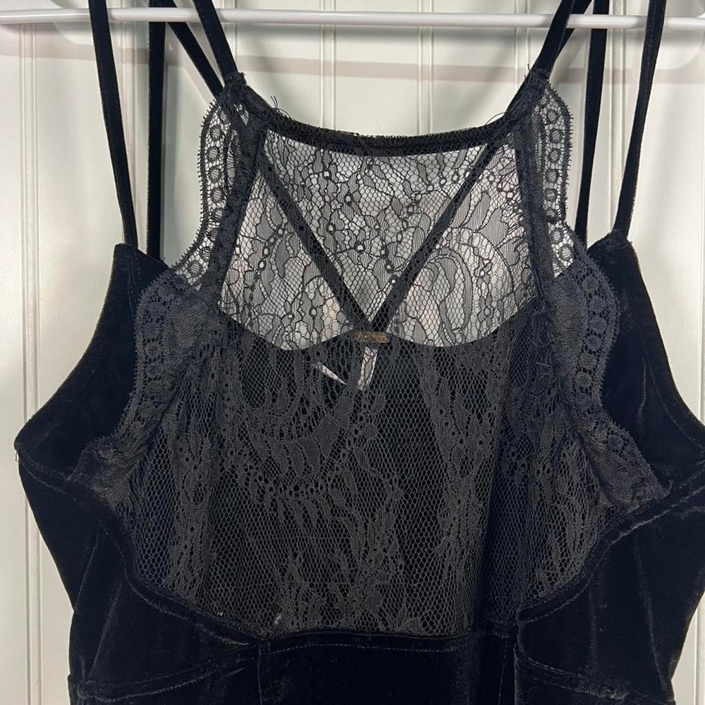 Grunge, whimsical goth, Y2K, boho,90s
Free people "Ellie" Velvet Dual Lace Cam - Picture 2 of 6